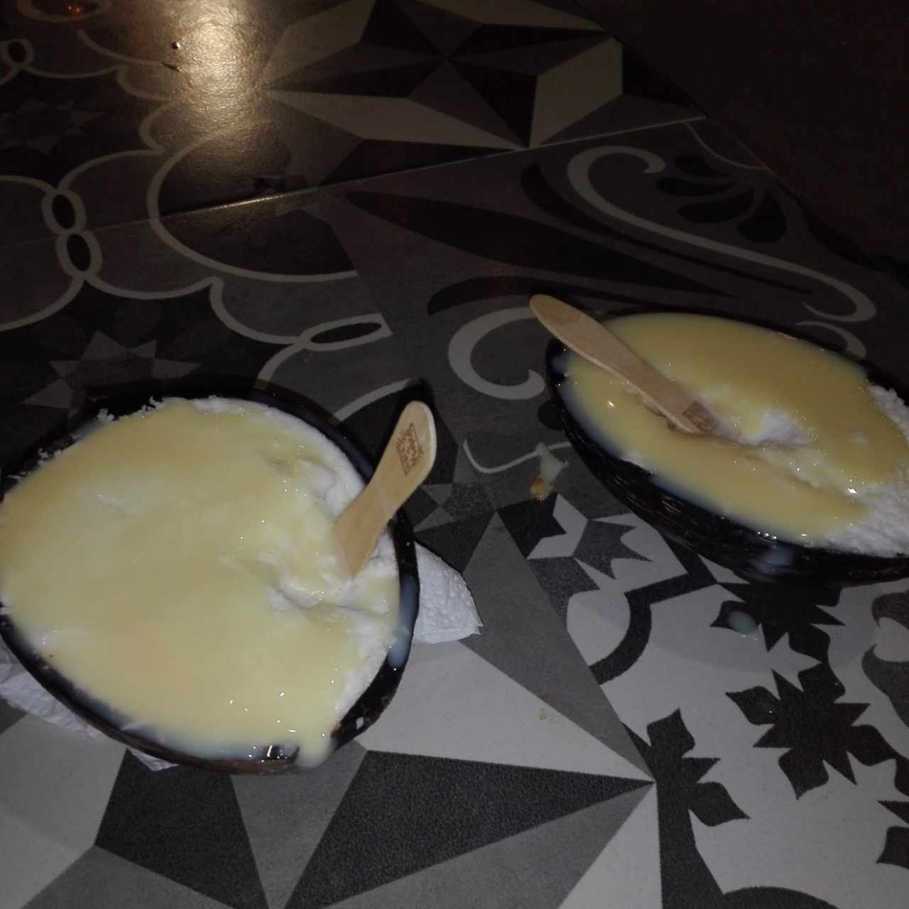 helado de coco con topin de condensada 