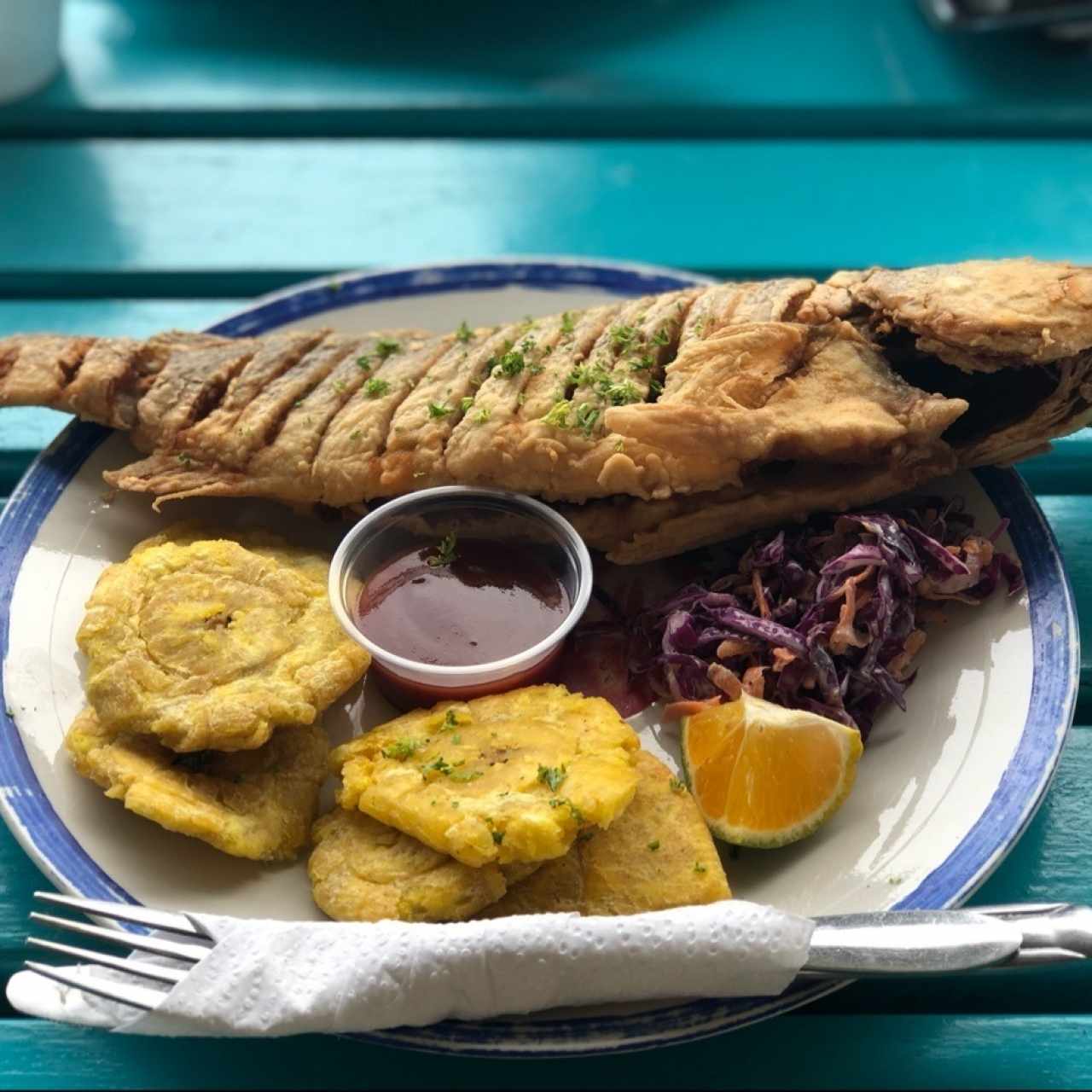 pescado entero con patacones