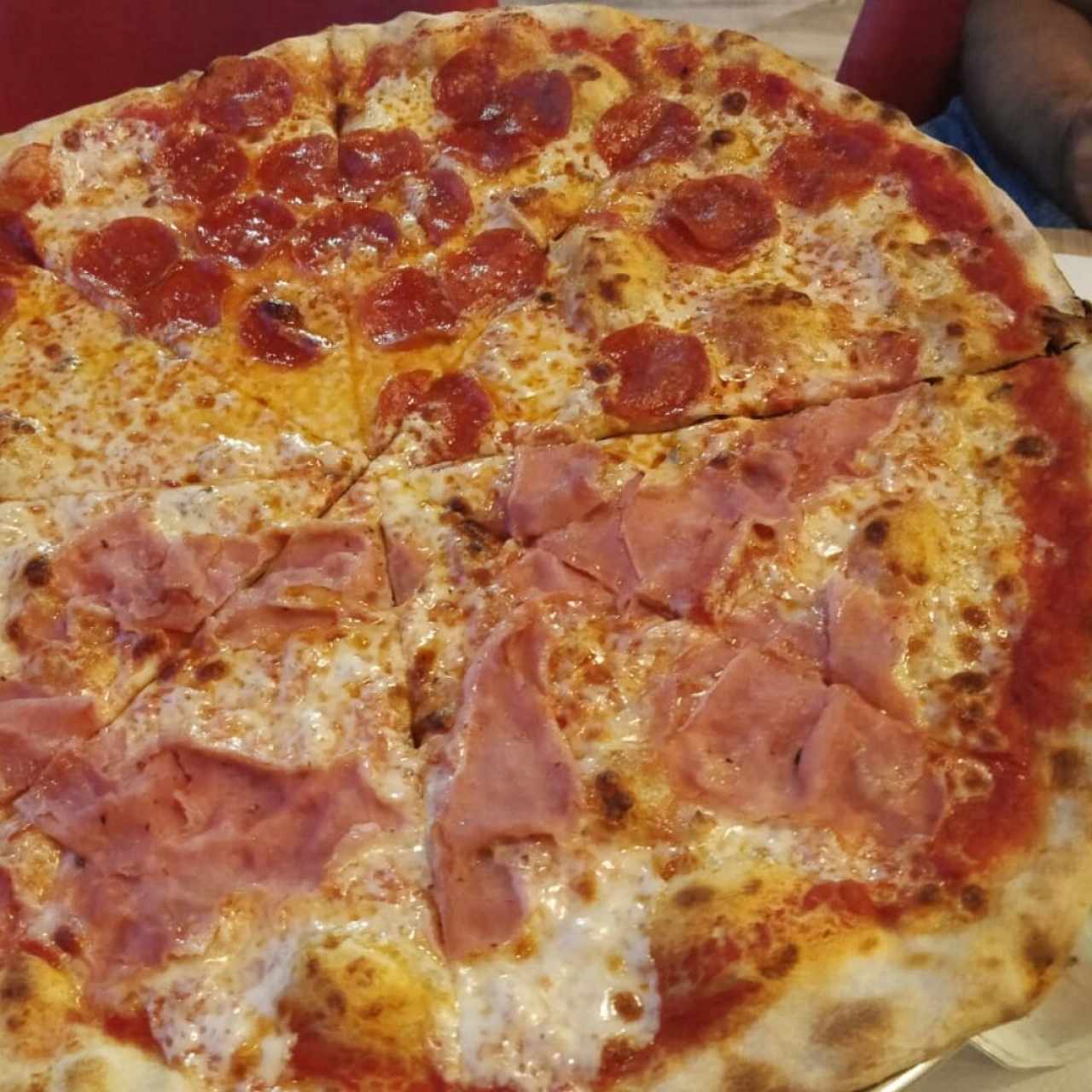 pizza de jamón y pepperoni