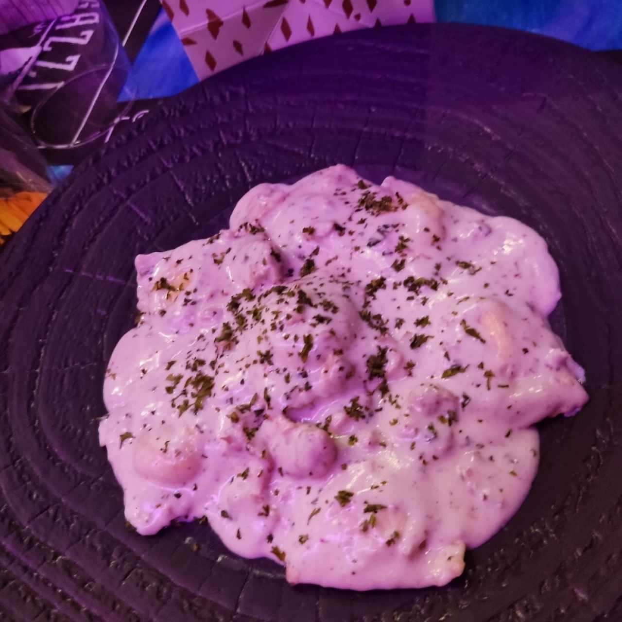 ravioli con salmón en crema blanca