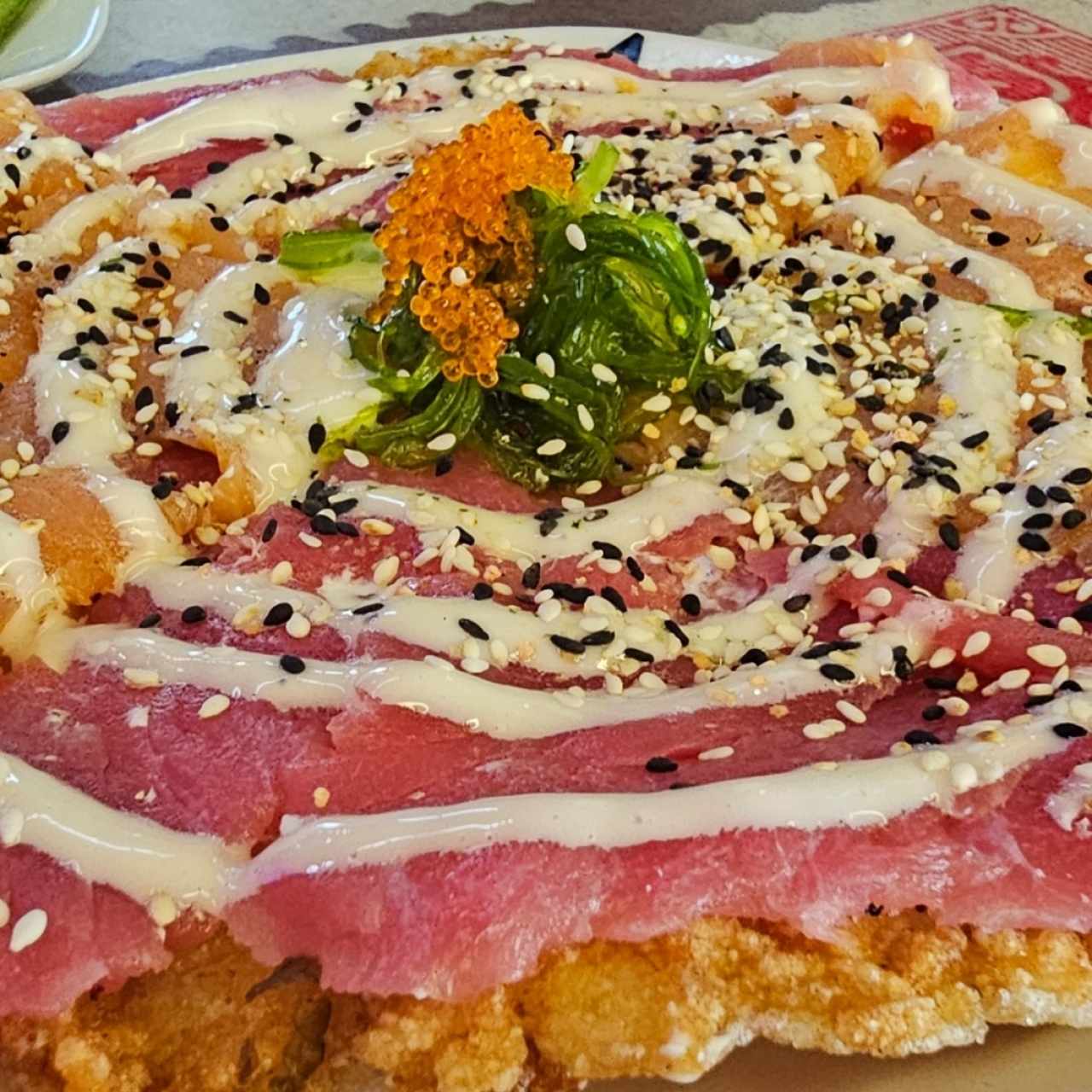 pizza de arroz atún y salmón 