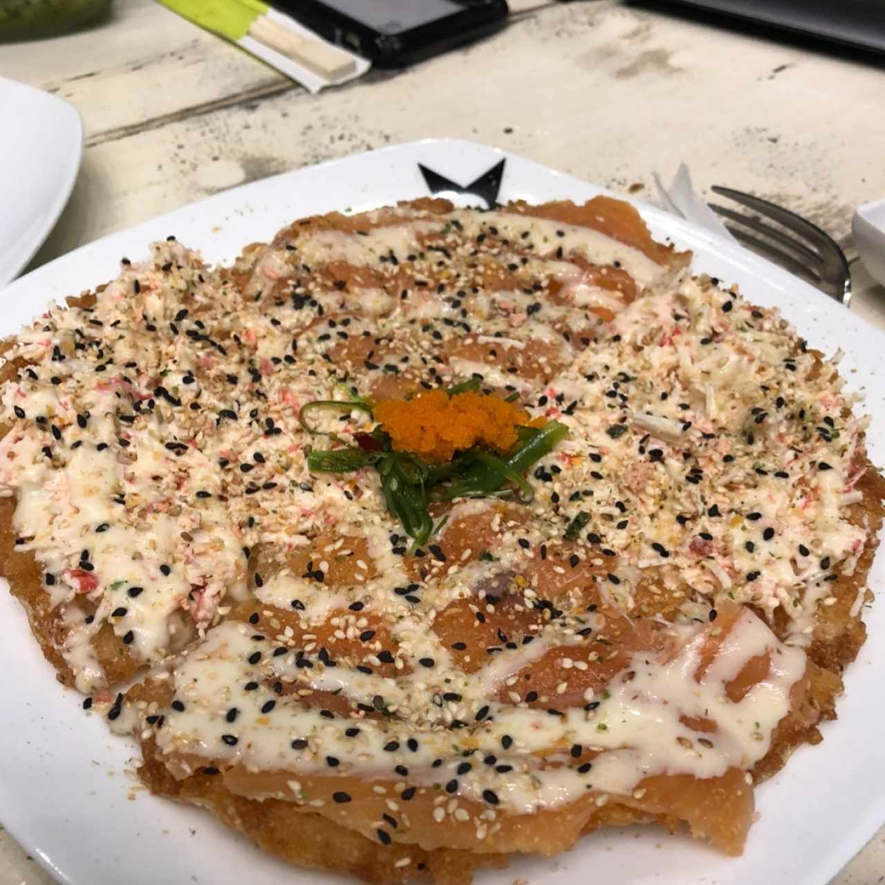 Sushi pizza de salmón