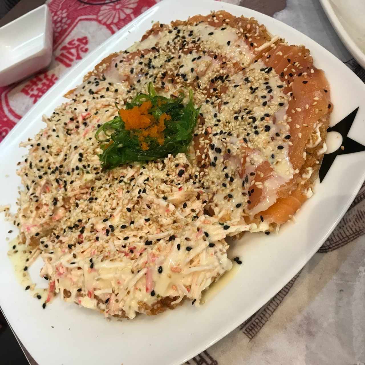 sushi pizza de cangrejo y salmón