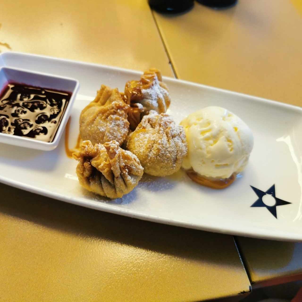 Wanton de Queso y Dulce de Leche con Helado