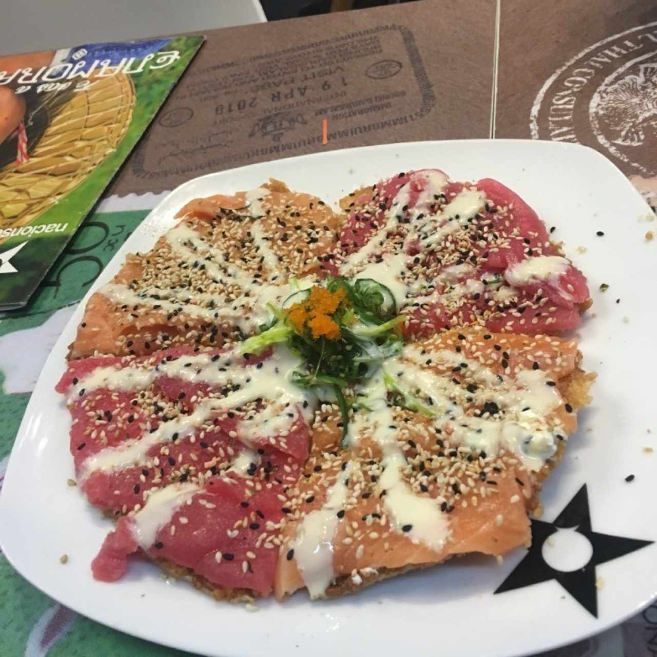 Sushi pizza de salmón y atún