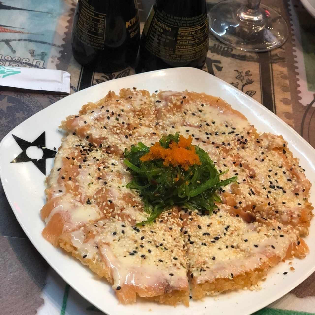 Sushi pizza de salmón