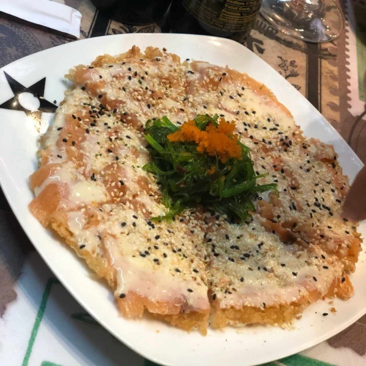 Sushi pizza de salmón