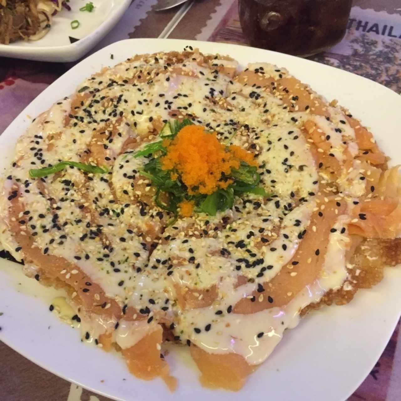 Sushi pizza de salmón