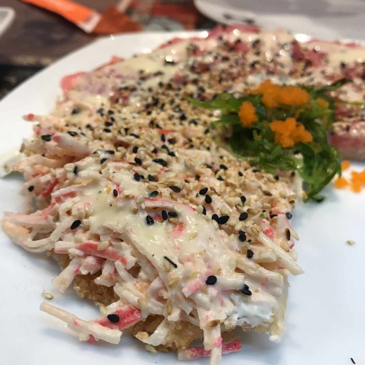 Sushi pizza de cangrejo y atún