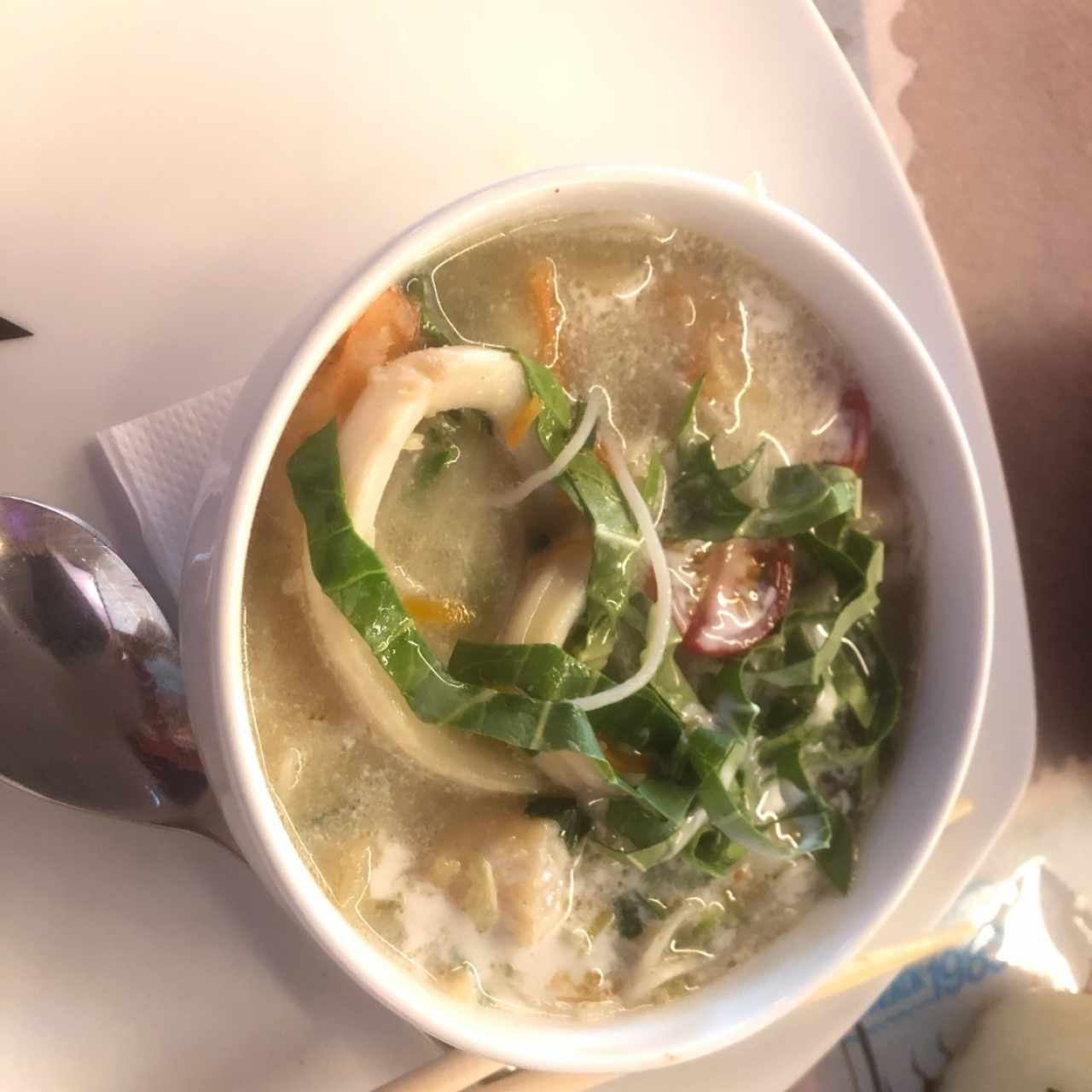 sopa mixta de mariscos y fideos