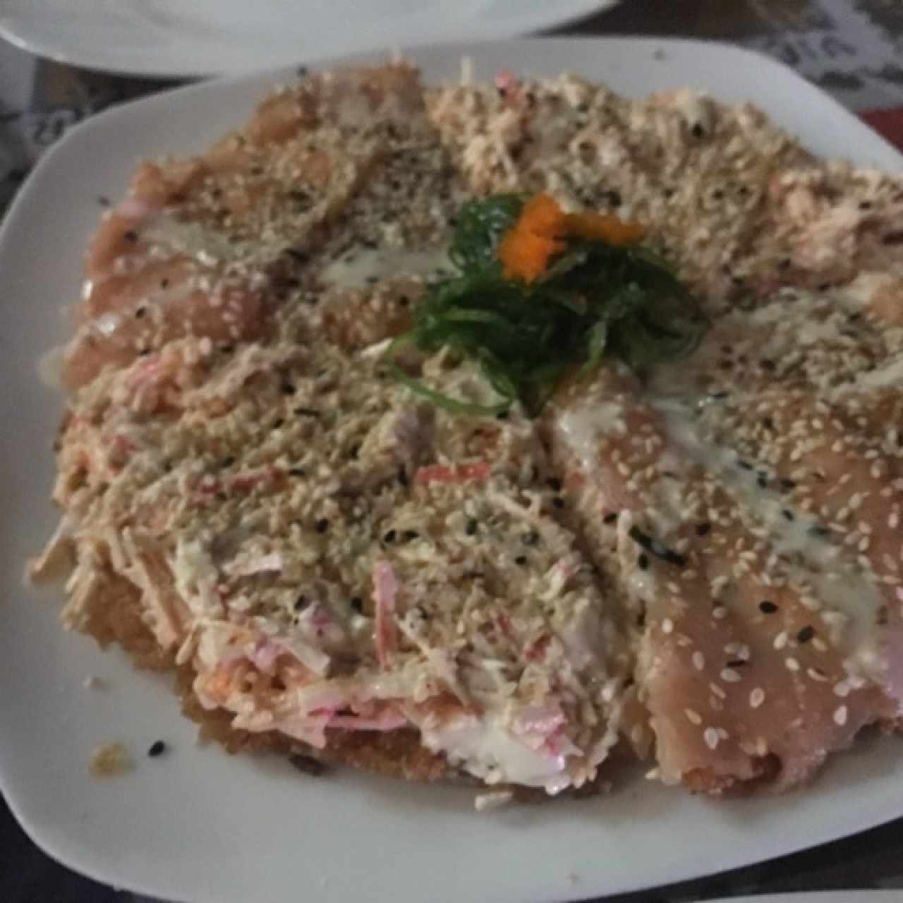 Sushi pizza de salmón y cangrejo 