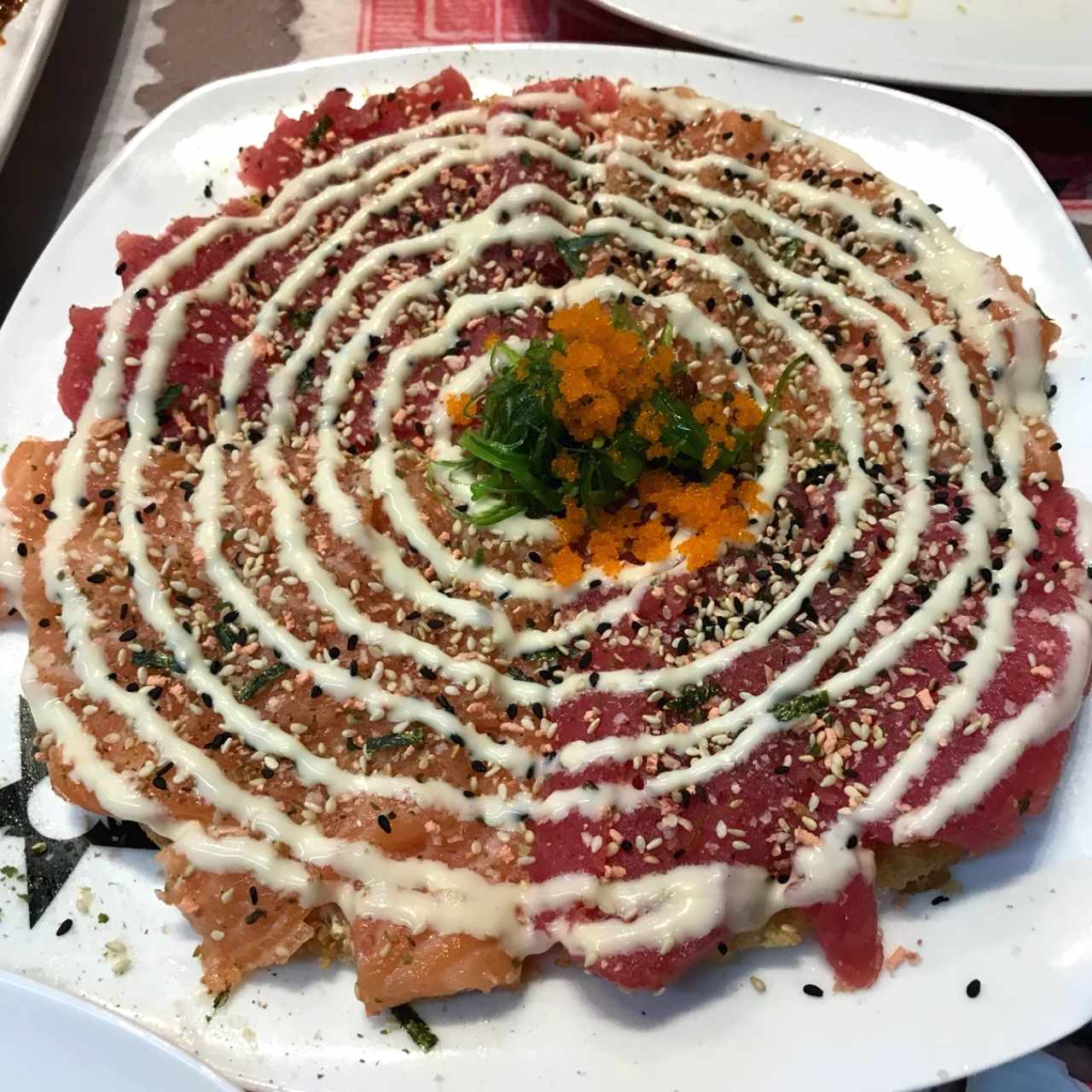 Sushi pizza de salmón