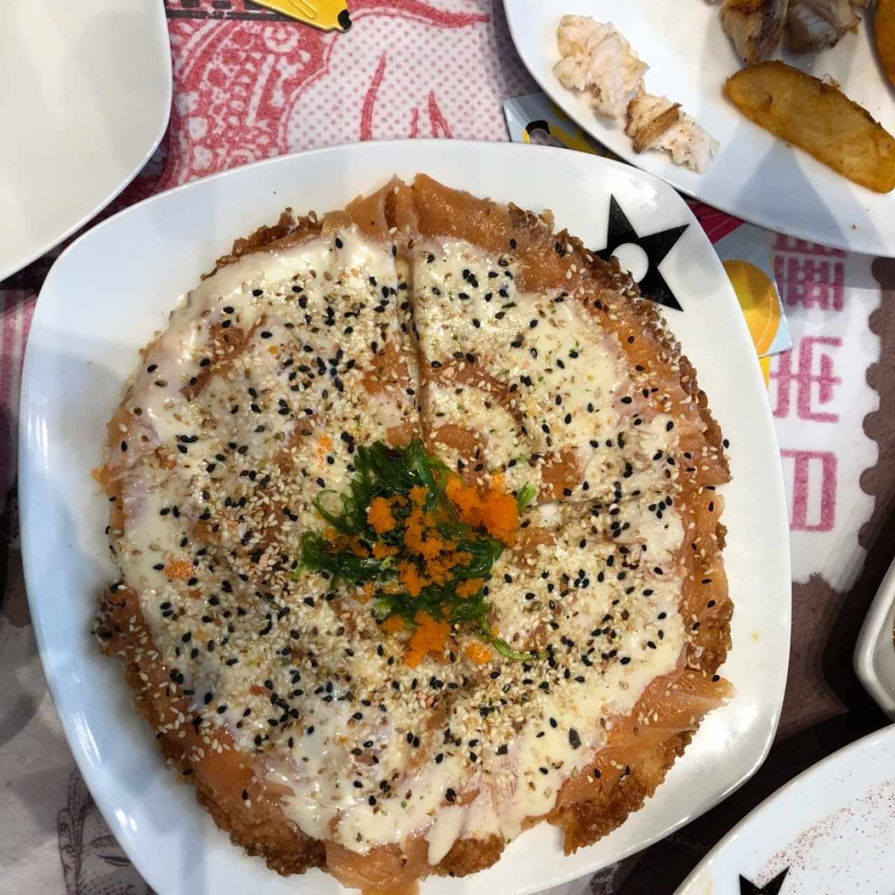 Sushi pizza de salmón