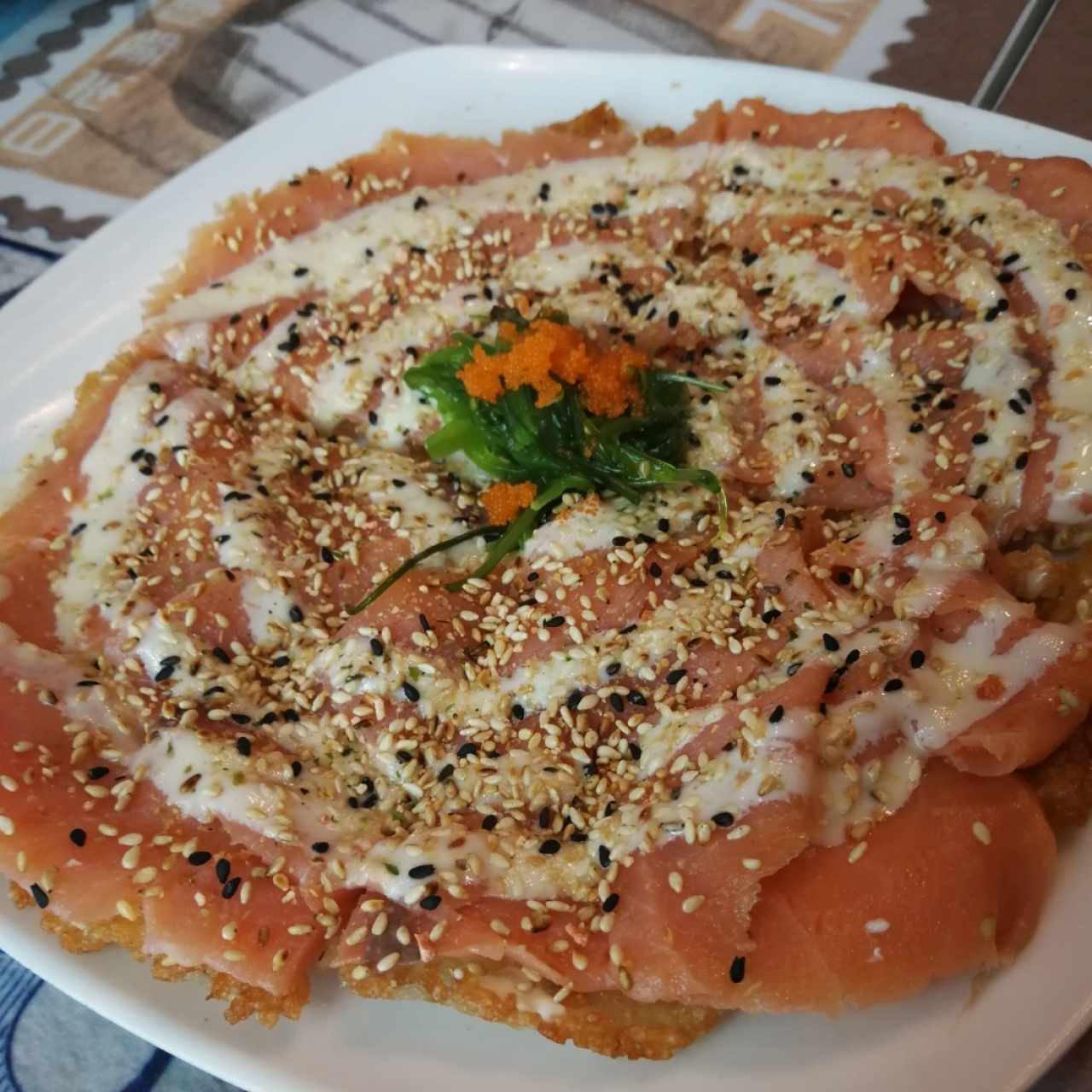 Sushi pizza de salmón