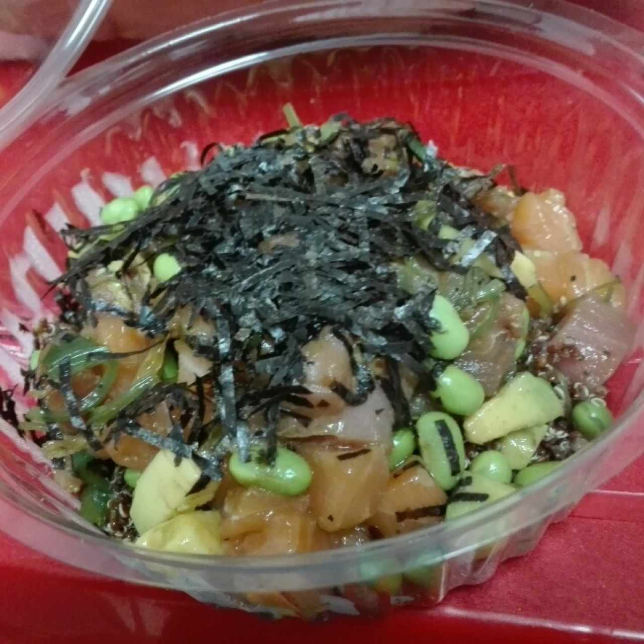 bowl personalizado de salmos, quinoa, aguacate, edamame, nori y wakame