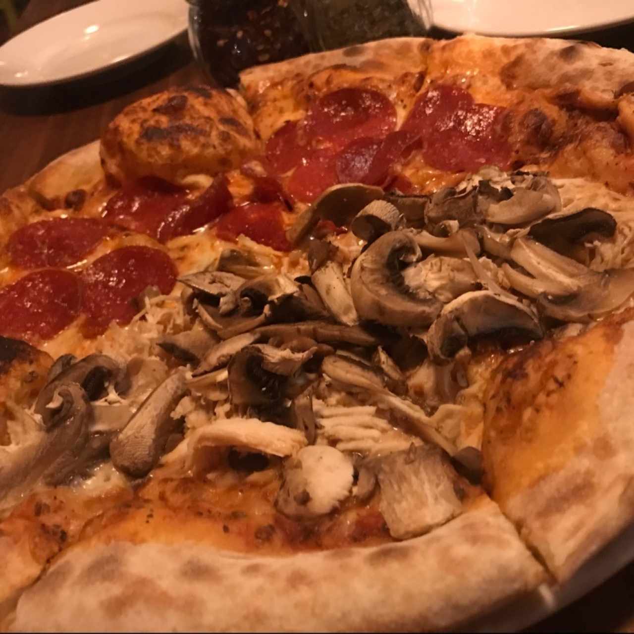 pizza peperoni y pollo con champiñones 