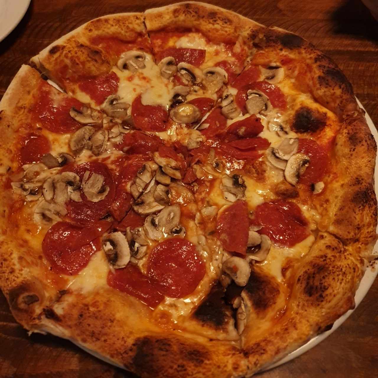 pizza de peperoni y hongos