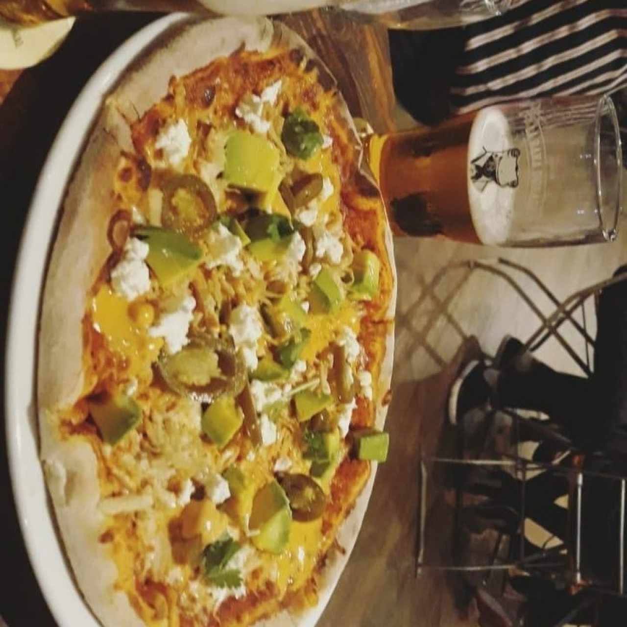 pils + pizza con jalapeño