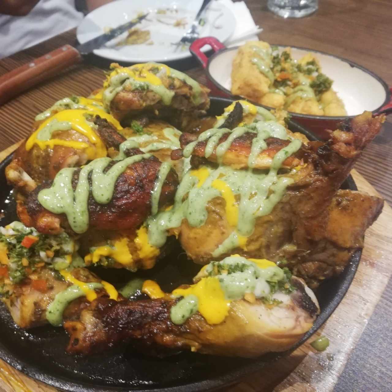 pollo entero y yucas apanadas