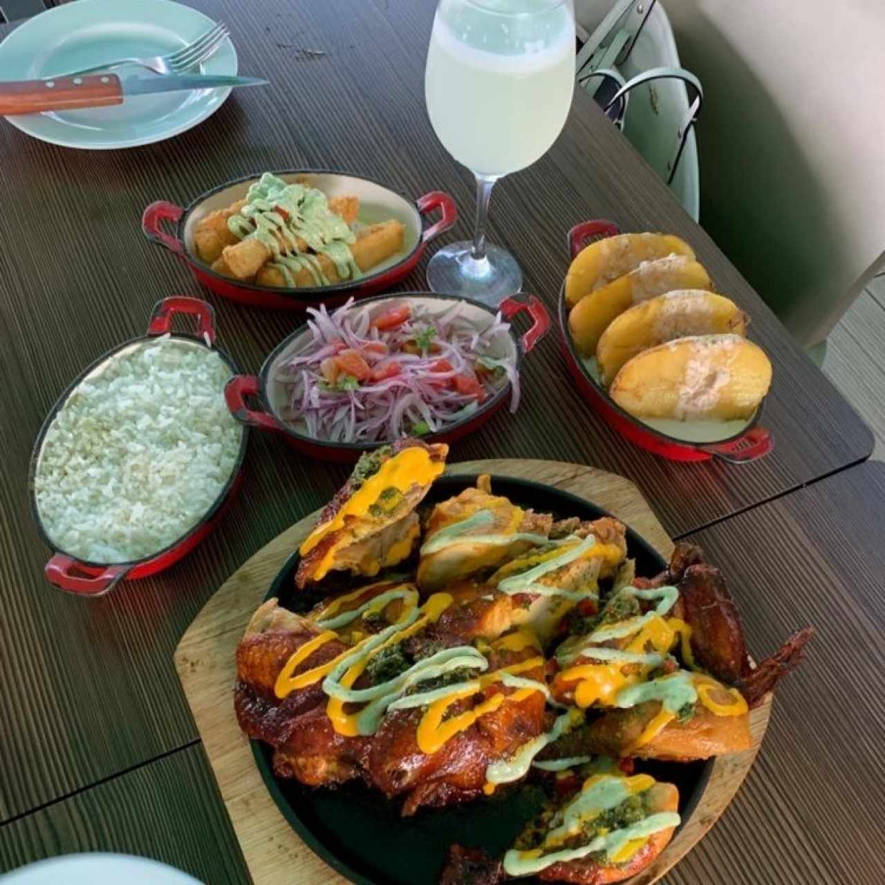 pollo entero, arroz, yuca frita, papas con salsa sabor a bacon y la ensalada de la casa🙌🙌