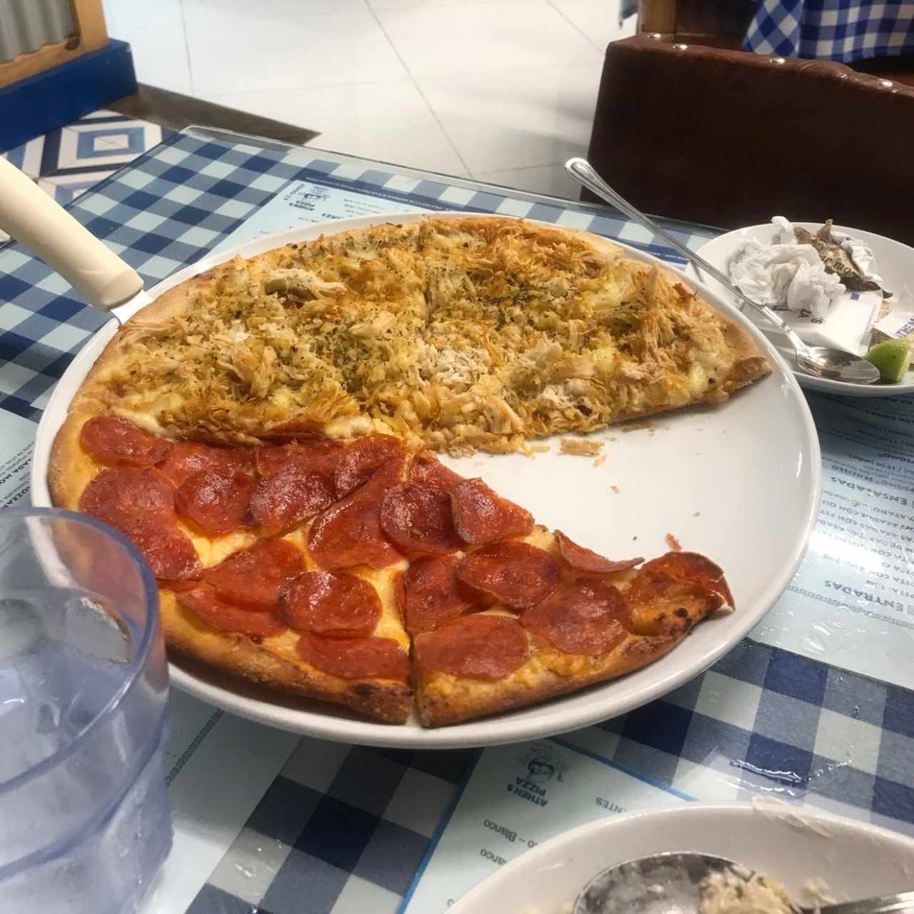 Pizza mediana de pollo y pepperoni