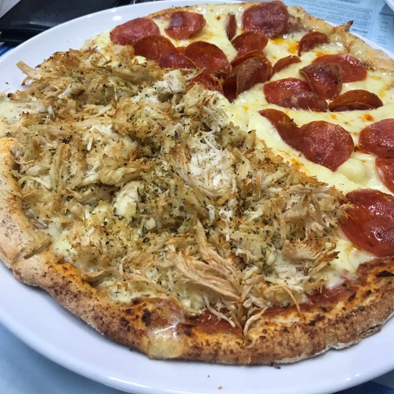 pizza de pollo y pepperoni