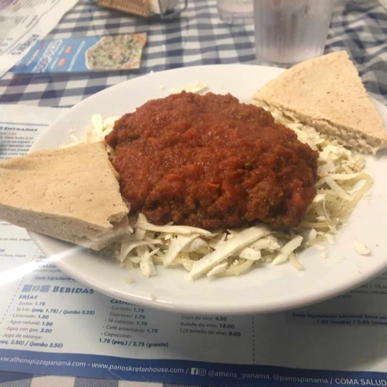 spaghettini con kima (pulpa negra molida) en salsa roja 