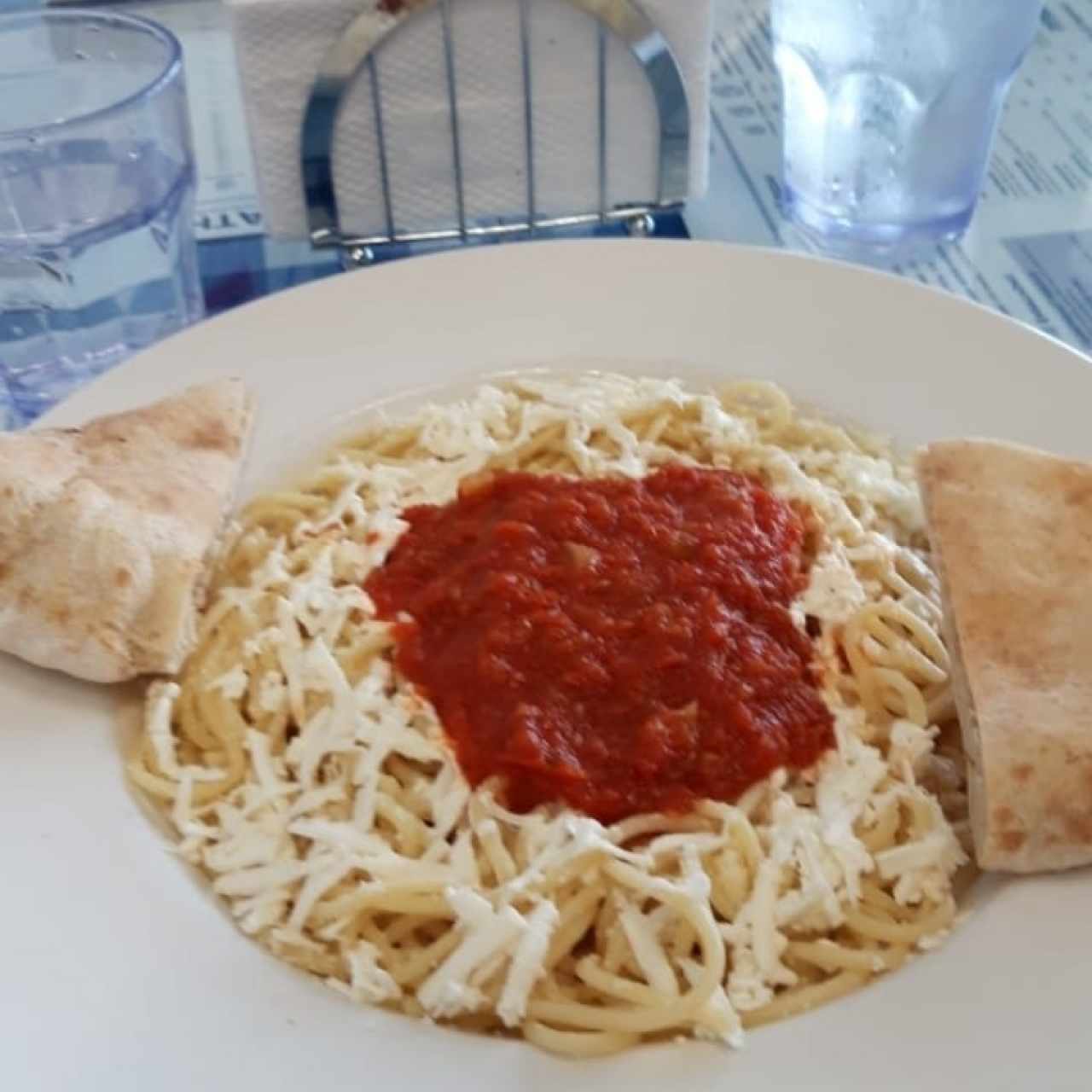 spaghetti con salsa roja y tomates