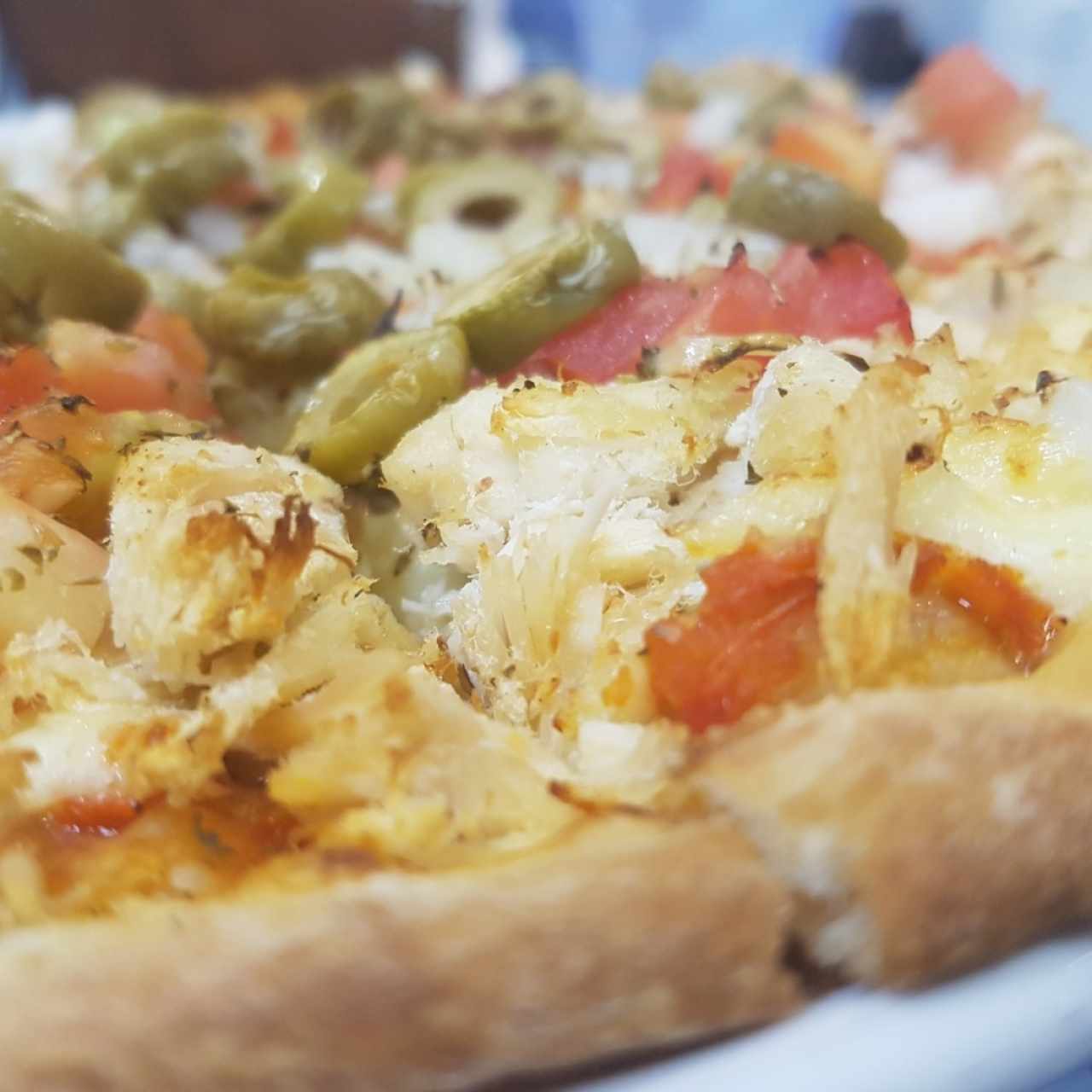 Pizza pollo especial con aceitunas 