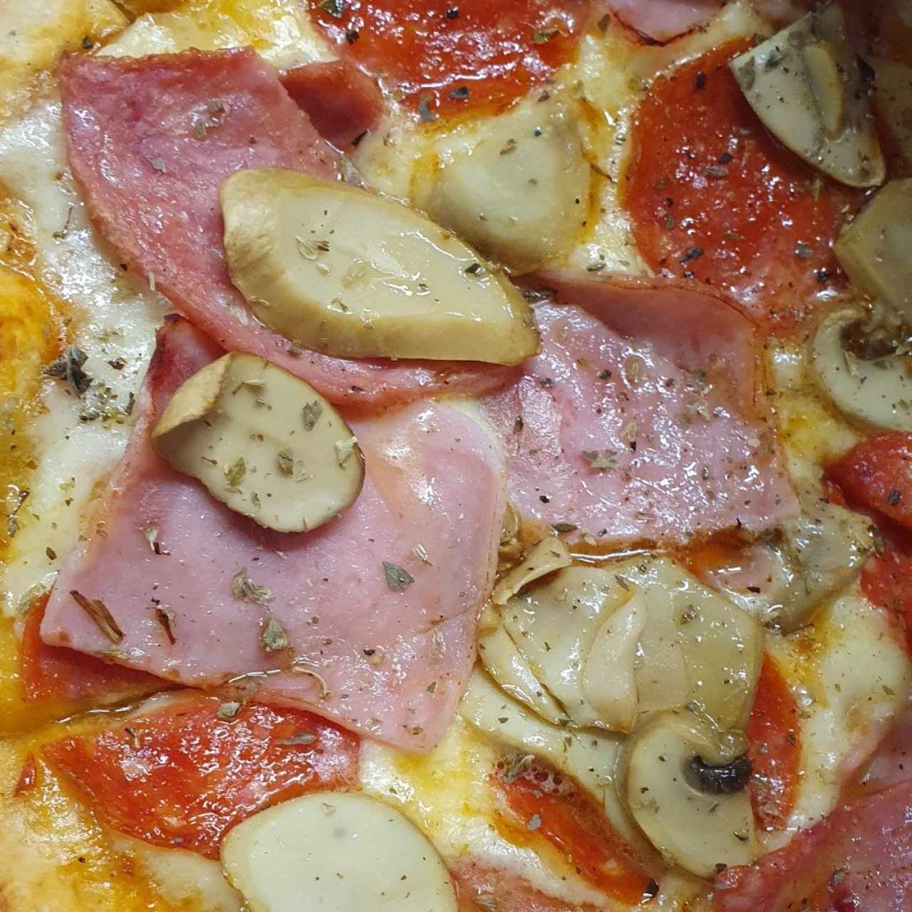Pizza jamon, peperoni y hongos