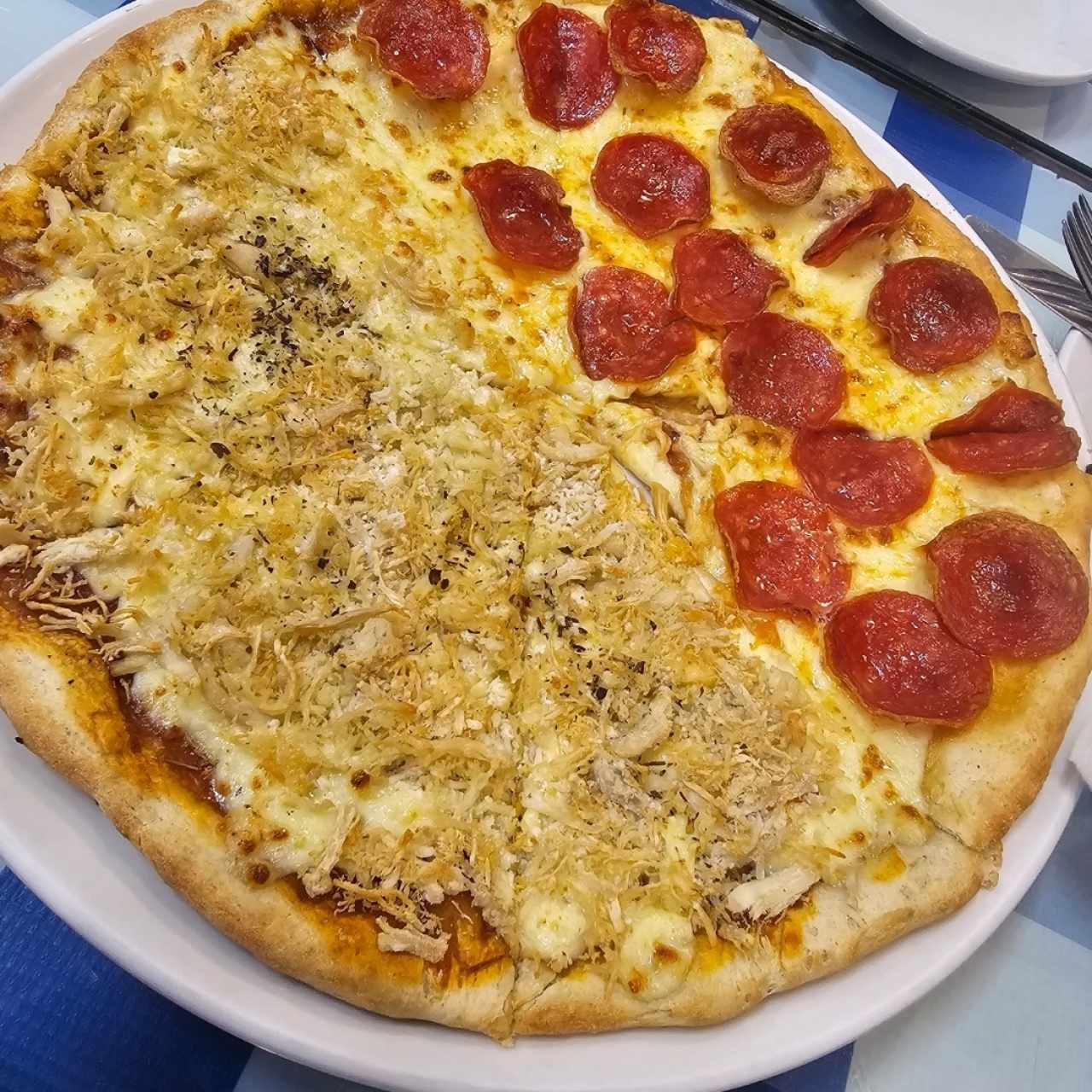Pizza regular de pollo y pepperoni