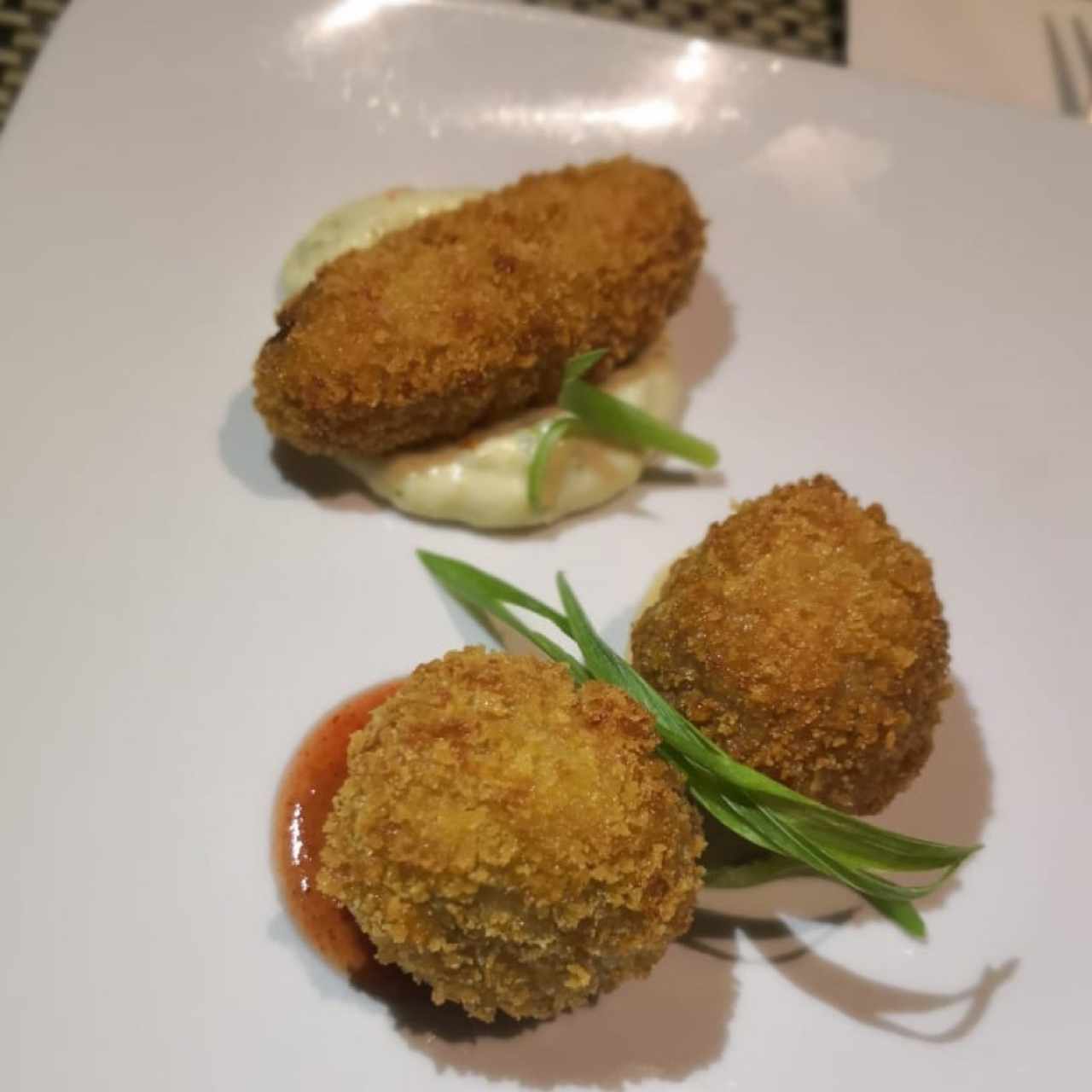 croquetas (cangrejo, cerdo y yuca, carne y papa)