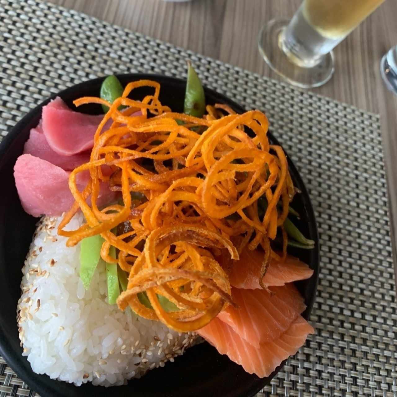Salmón y tuna frescos con arroz, edemame y fideos