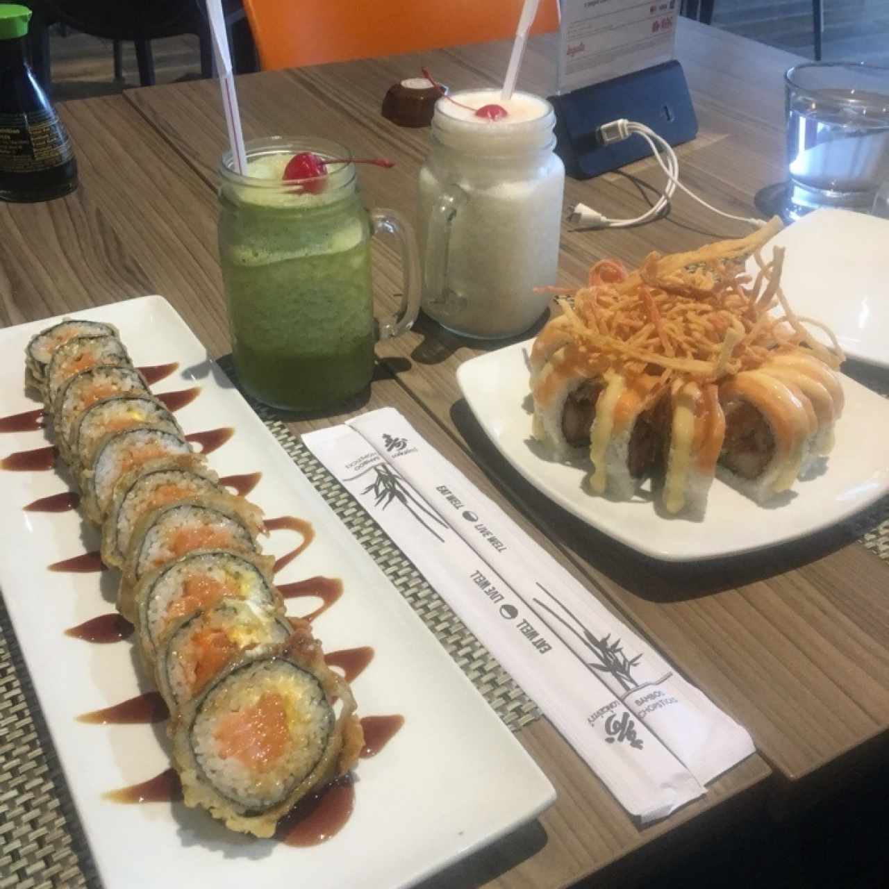 tataki tempura y sushi muerte súbita con limonada con hierba buena y limonada de coco