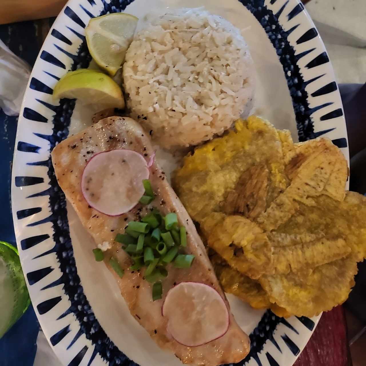 filete de Dorado con arroz coco y patacones