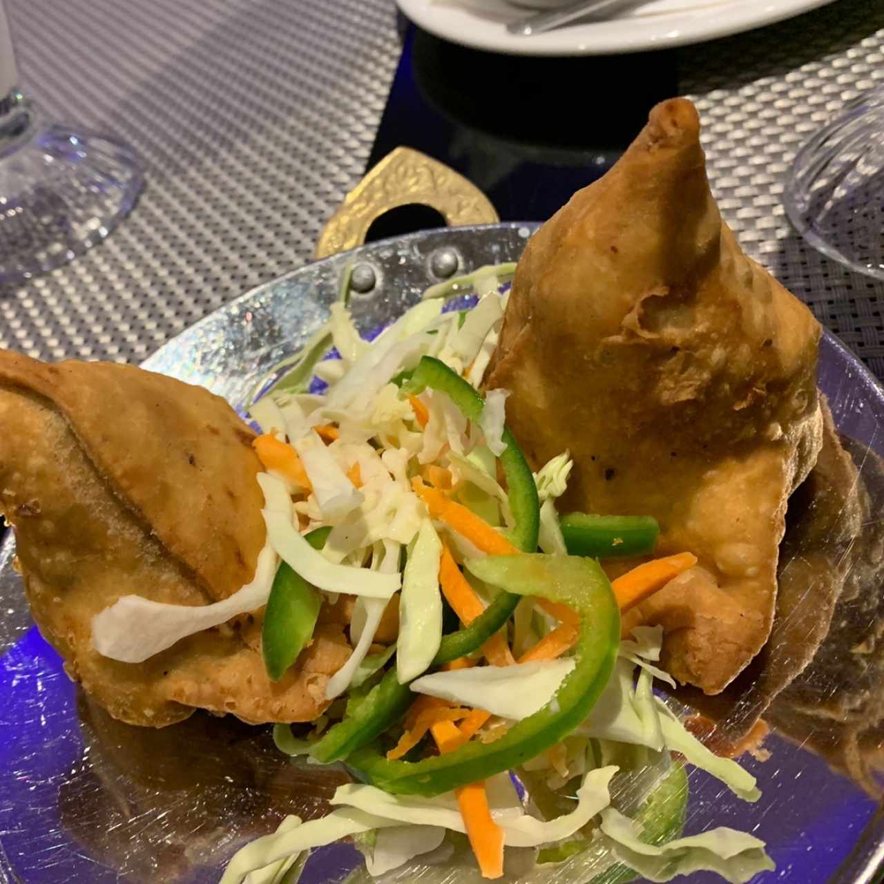 STARTERS VEGETARIAN - SAMOSA (2 PIECES)