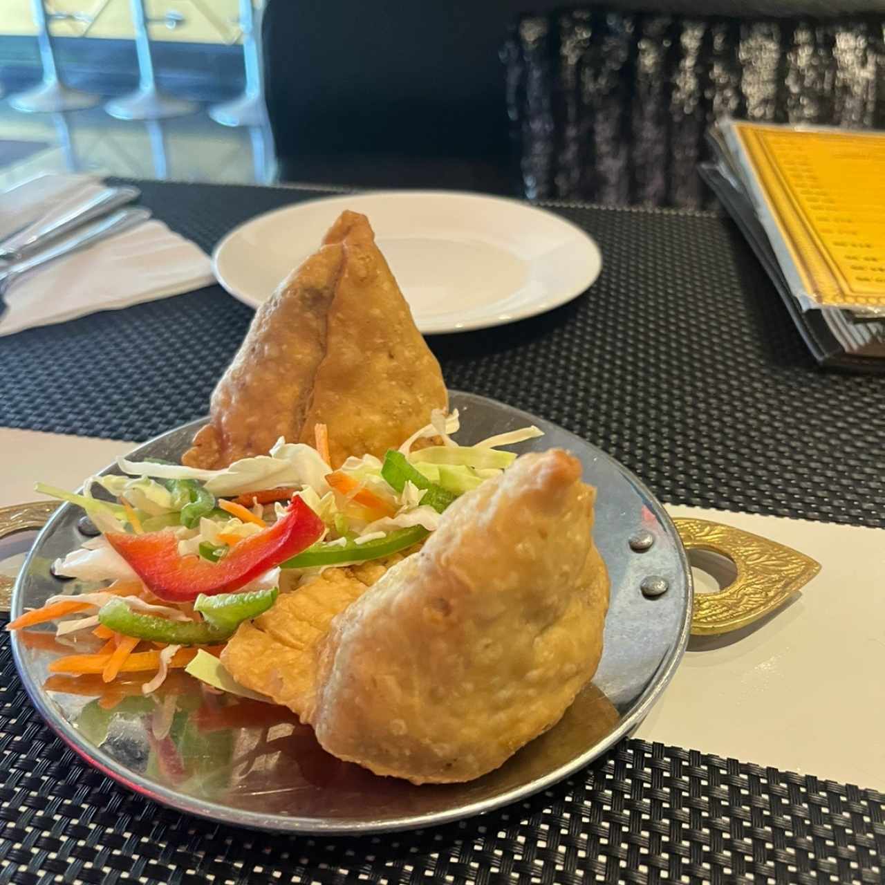 STARTERS VEGETARIAN - SAMOSA (2 PIECES)