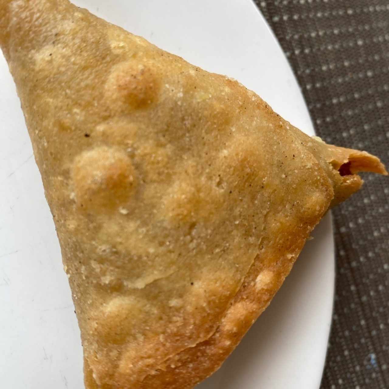 STARTERS VEGETARIAN - SAMOSA (2 PIECES)