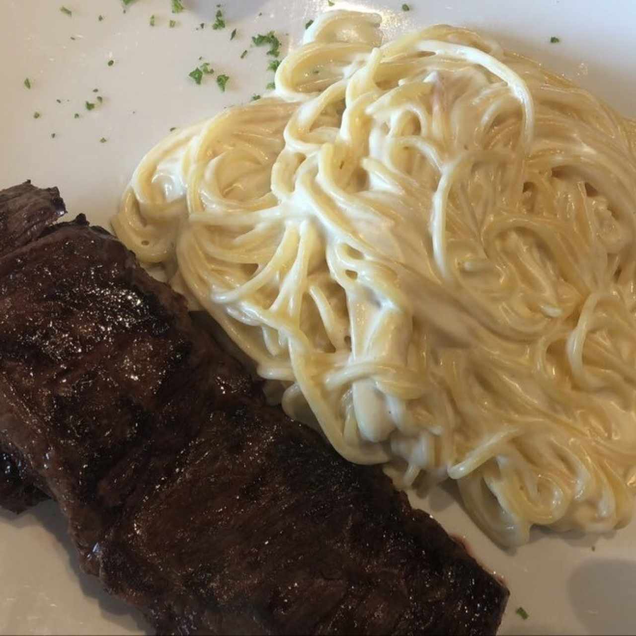 entraña y spaghetti con salsa blanca