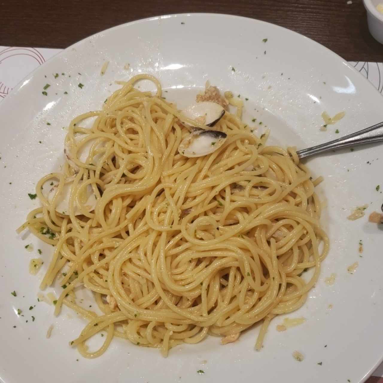 espaguetis con mariscos, dicen el menu