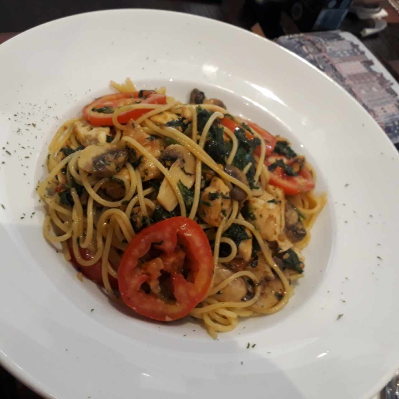 Spaguetti com Pollo y Hongos