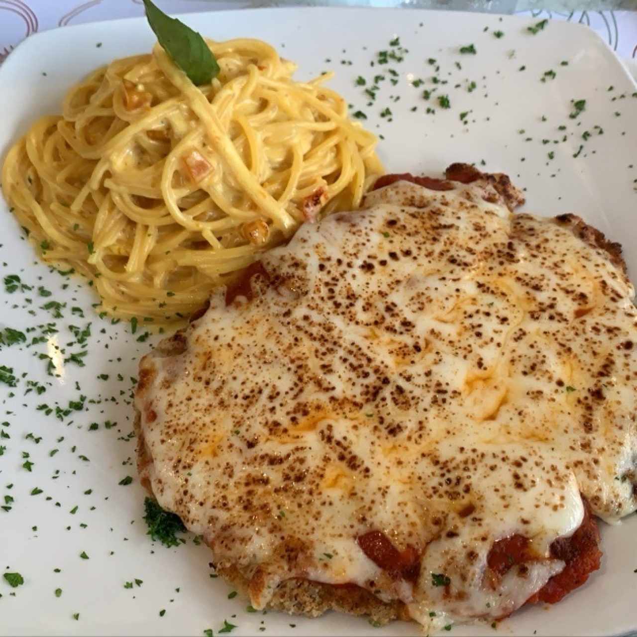 filete parmesano con spaghetti en salsa locanda