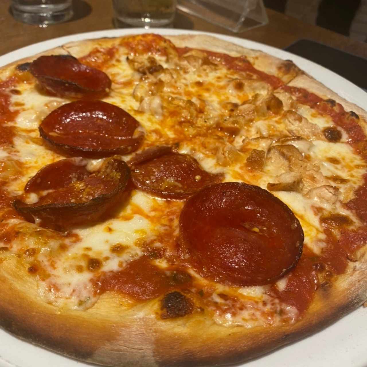 Pizza mediana, mitad pepperoni mitad pollo