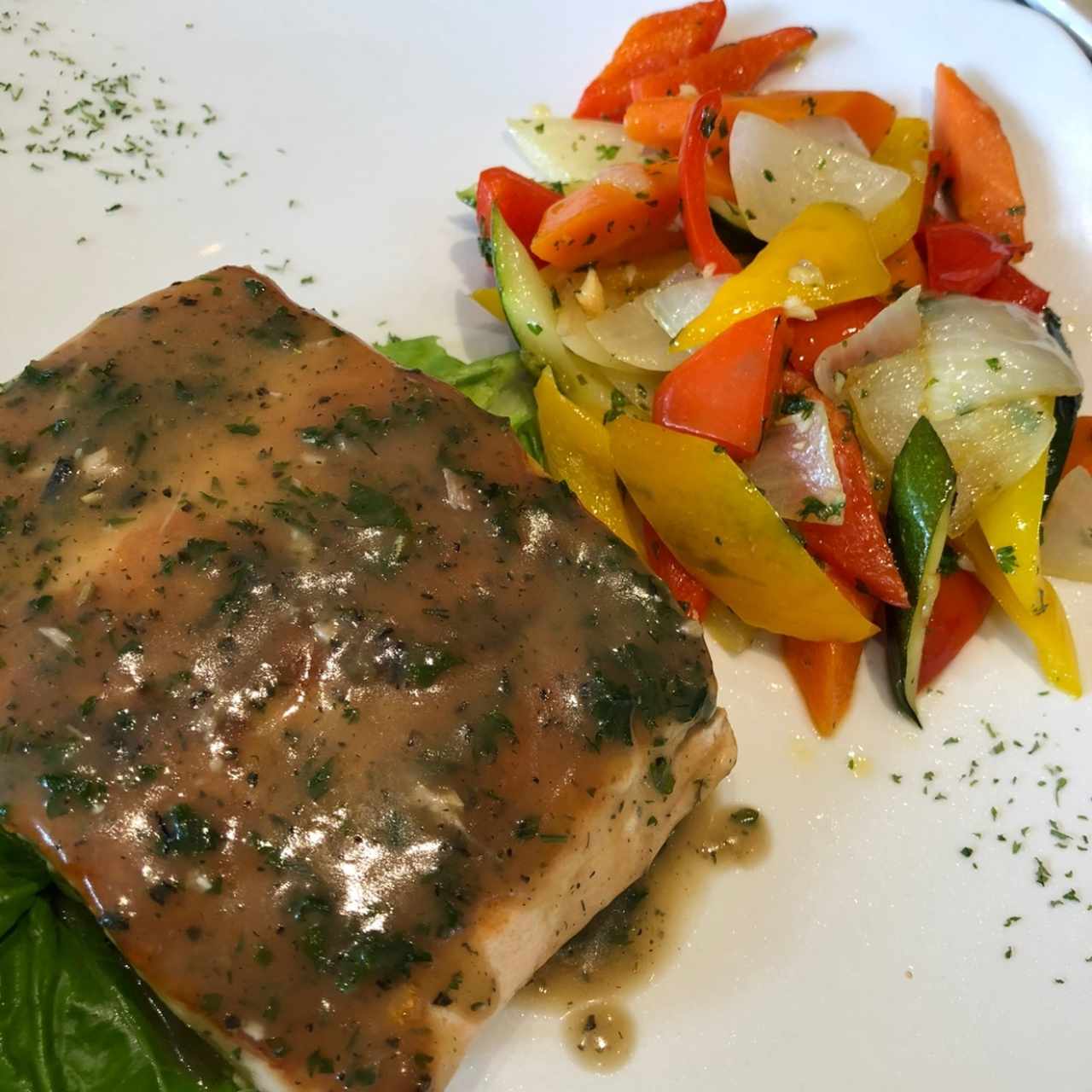 salmon con vegetales salteados