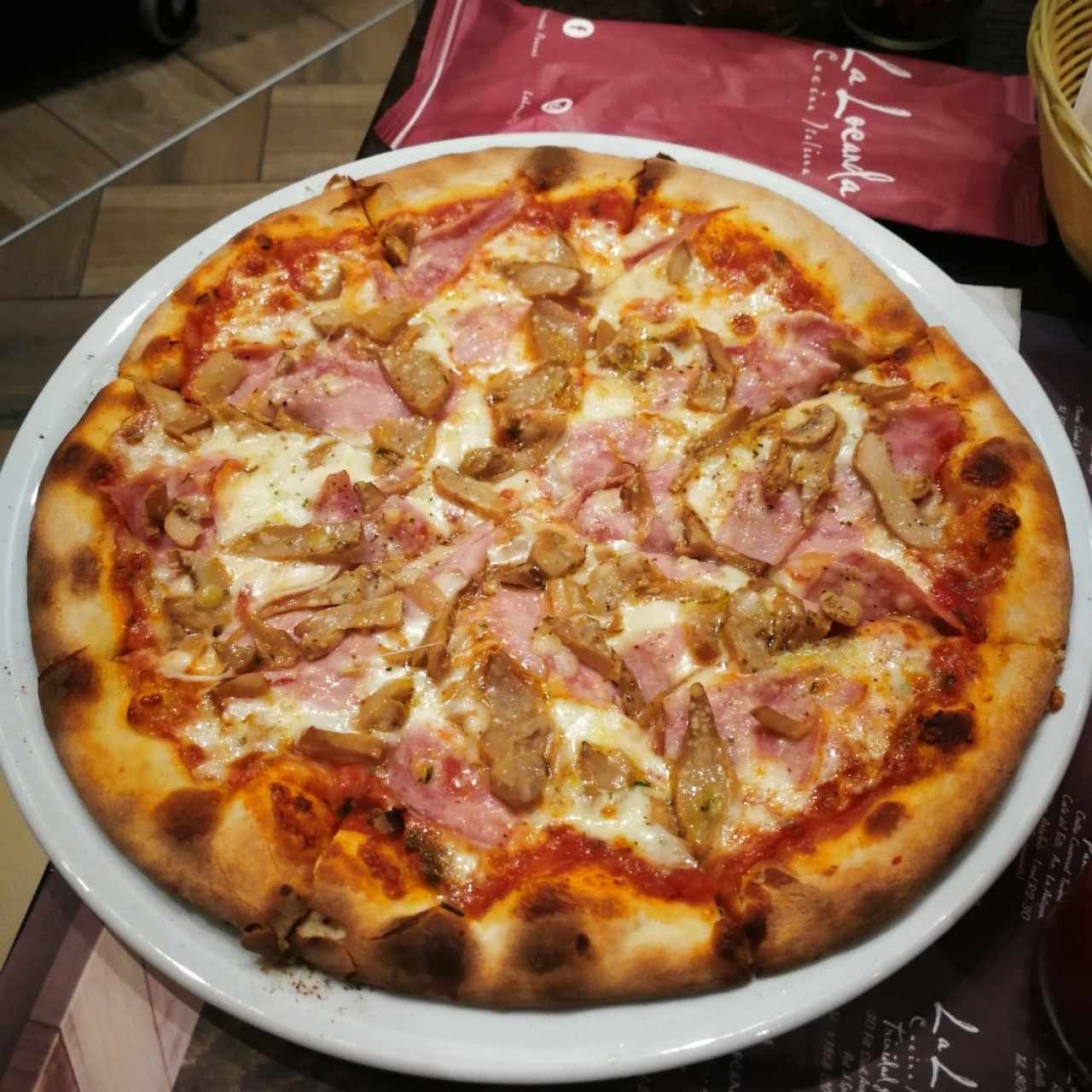 Pizza de jamón y champiñones 