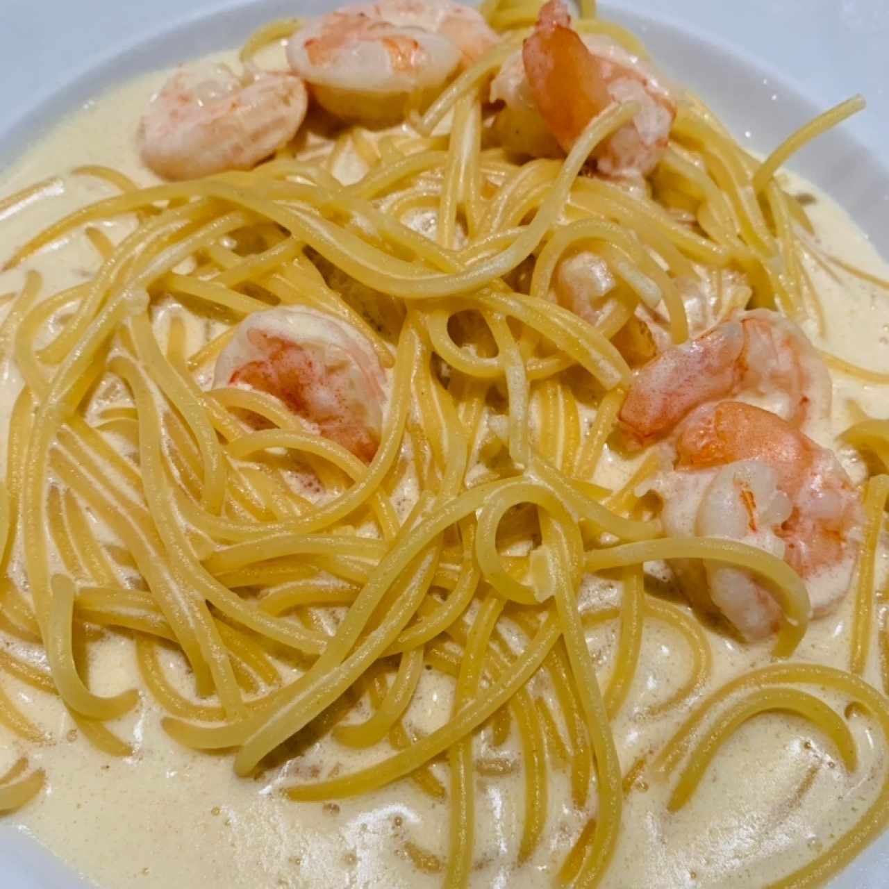 Espaguetti con camarones en salsa blanca