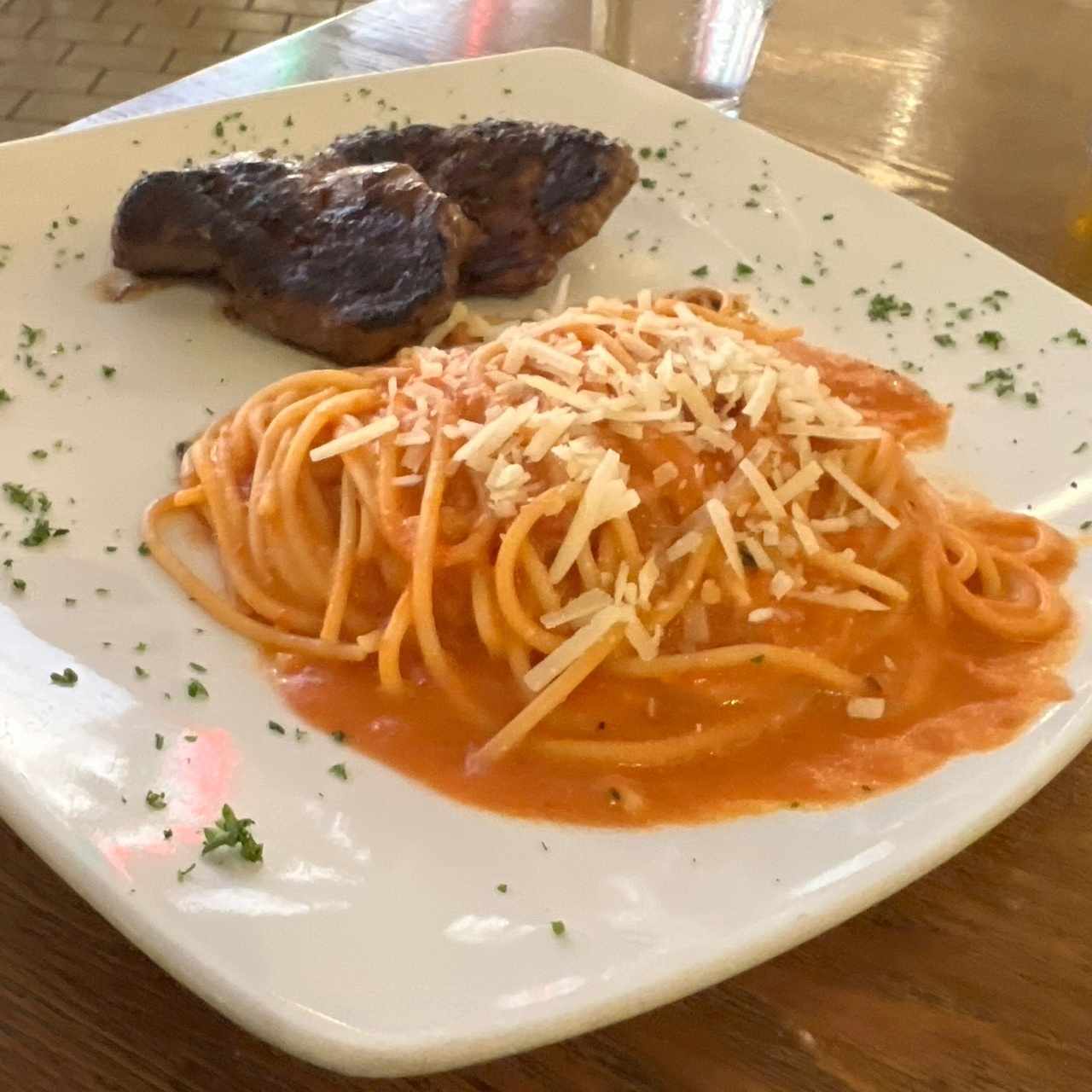 Spaghetti en salsa rosada con filete 