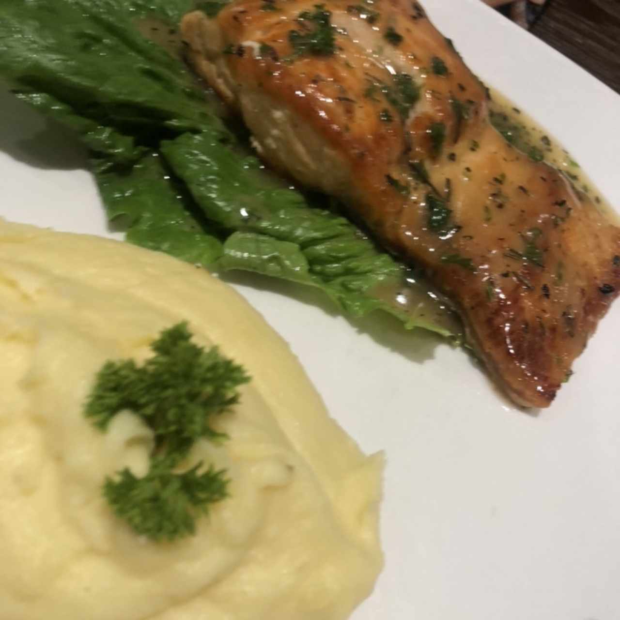 Salmon a las finas hierbas con pure