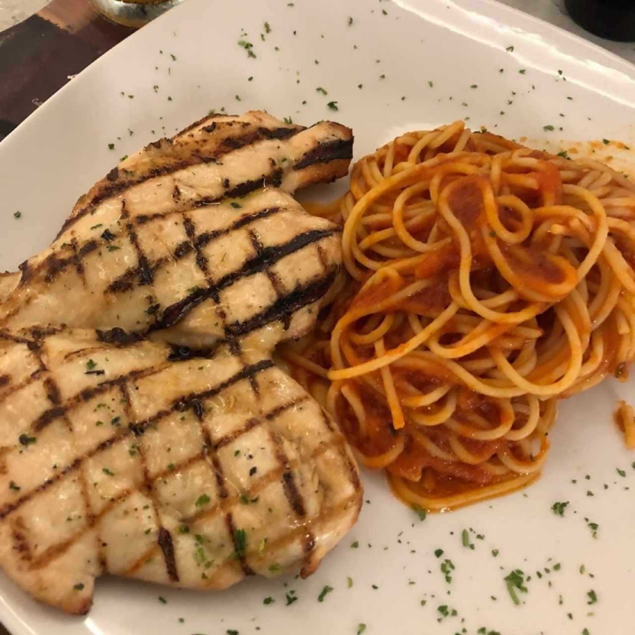 Pollo al grill con espaguettis en salsa pomodoro. 