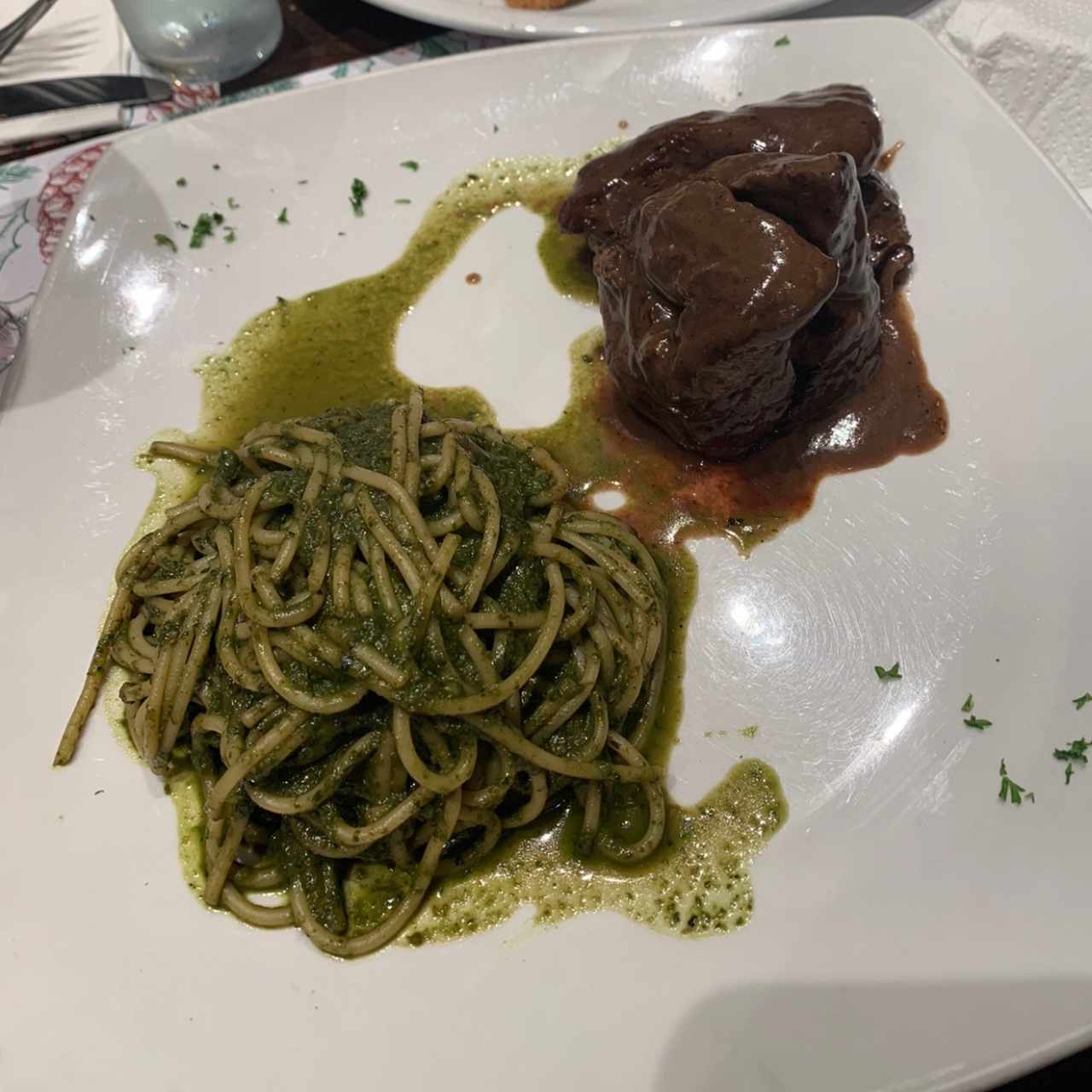 Filete marsala con spaguetti al pesto. 